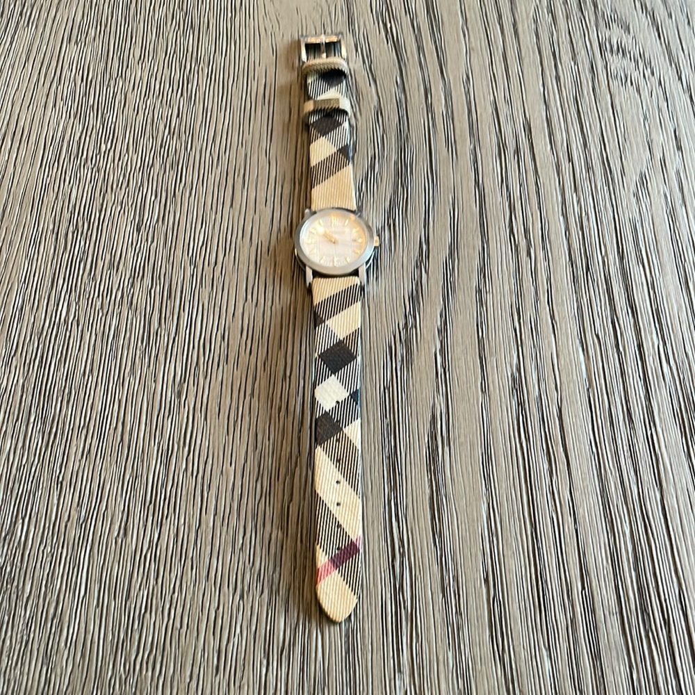 Authentic Burberry Women’s Silver Watch with logo leather band